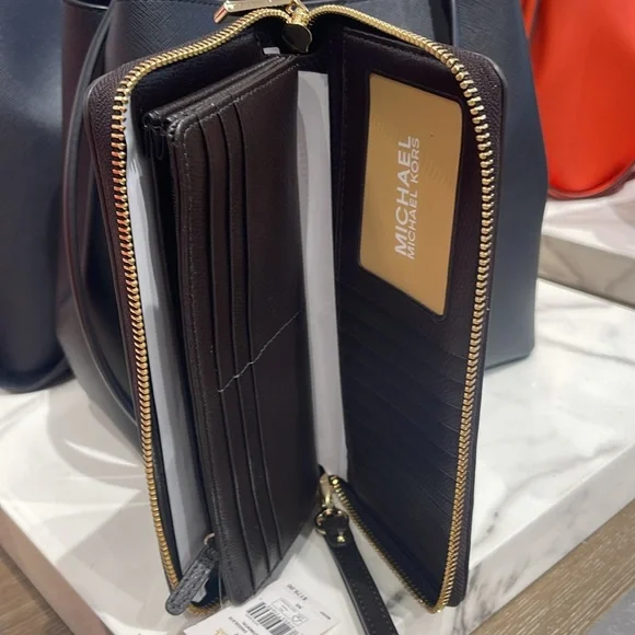 Michael Kors JST Lg Leather Continental Wallet Wristlet Phone Holder C
Chocolate - Picture 12 of 16